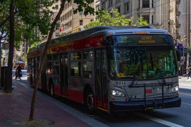 San Francisco, Abd - 06 Temmuz 2019, San Francisco Muni şehir otobüsü San Francisco Belediye Ulaşım Ajansı, Muni Konsolidasyon, Dpt ve Taksi Komisyonu tarafından işletilmektedir.