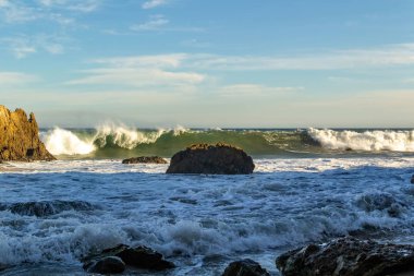El Matador - Malibu, Kaliforniya, açık güneşli bir günde harika bir plaj. Konsept, tatil, turizm, seyahat.