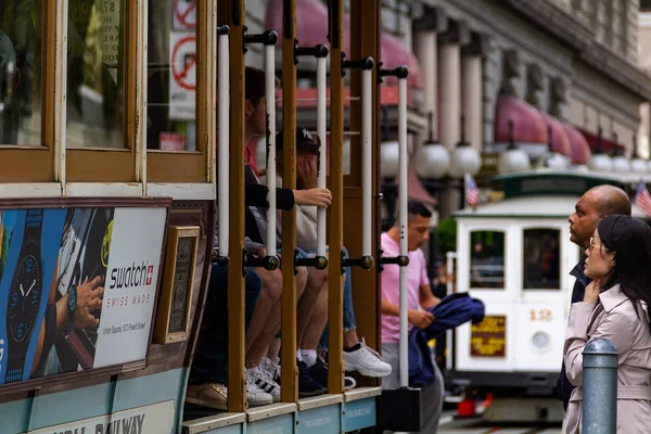 Сан-Франциско, США - 10 июля 2019 года, люди с удовольствием катаются на старом трамвае города Сан-Франциско, одной из главных городских достопримечательностей, на вид крупным планом. Концепция, туризм, путешествия . — стоковое фото