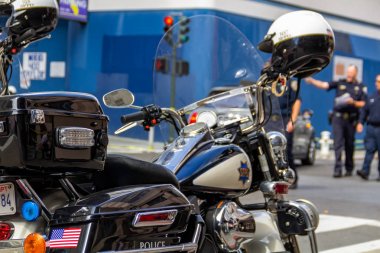 San Francisco, ABD-Temmuz 22, 2019, bir şehir caddesinde bir polis motosikleti, alan bulanık derinliği ile yakın çekim. Şehir sokaklarında kavram, kanun ve düzen.