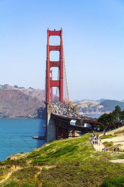 Golden Gate Köprüsü San Francisco kentinde, Kaliforniya, ABD, dünyanın en ünlü ve tanınabilir köprü, mavi bir gökyüzüne karşı açık güneşli havalarda alışılmadık bir açıdan bir görünüm, bir