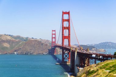 Golden Gate Köprüsü San Francisco kentinde, Kaliforniya, ABD, dünyanın en ünlü ve tanınabilir köprü, mavi bir gökyüzüne karşı açık güneşli havalarda alışılmadık bir açıdan bir görünüm, bir