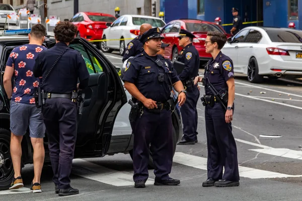 San Francisco, USA-22 lipca 2019, San Francisco policji miejskiej są zaangażowane w wypadku samochodowym postępowania. Koncepcja miejska policja, prawo i porządek. — Zdjęcie stockowe