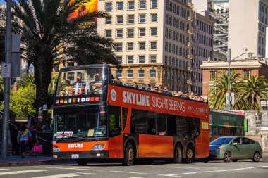 San Francisco, Abd - 17 Temmuz 2019, parlak kırmızı boyalı bir çift katlı turist otobüsü, San Francisco ünlü Union Square yakınında duruyor. Konsept, turizm, seyahat.
