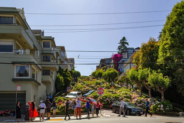 San Francisco, USA - July 18, 2019, bottom view of Lombard Street in California, cars slowly descend along the most winding street in the world, a large number of flowers are planted along the entire — Stock Photo, Image