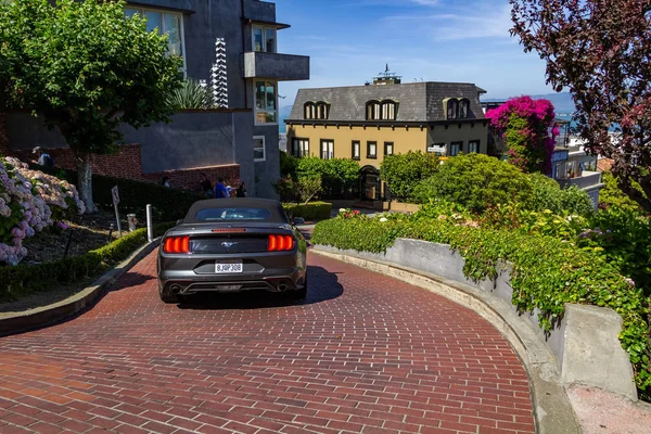 San Francisco, USA - July 18, 2019, a top view of Lombard Street in California, cars slowly descending along the most winding street in the world, a large number of flowers are planted along the — Stock Photo, Image