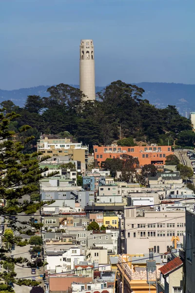 San Francisco, USA-július 18, 2019, Coit Tower a Telegraph Hill tiszta napos időben a város San Francisco, Kalifornia. Koncepció, turizmus, utazás. — Stock Fotó