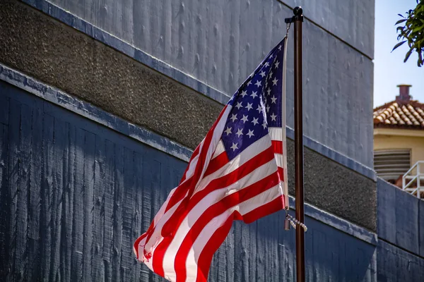 US-Flagge weht bei starkem Wind in Kalifornien, USA — Stockfoto