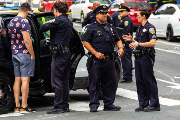 SAN FRANCISCO, EUA - 22 de julho de 2019, a polícia da cidade de São Francisco está envolvida em um processo de acidente de carro. Conceito cidade polícia, lei e ordem . — Fotografia de Stock