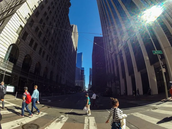 San Francisco, États-Unis - 24 septembre 2019, quartier des affaires financières, gratte-ciel modernes dans le centre de San Francisco, Californie, fisheye view. Concept, rêve américain . — Photo