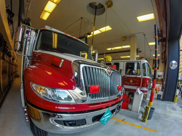 San Francisco, EE.UU. - 24 de septiembre de 2019, un camión de bomberos está estacionado en un garaje, vista de cerca con un efecto ojo de pez. Concepto, servicio 911, seguridad y asistencia . — Foto de Stock