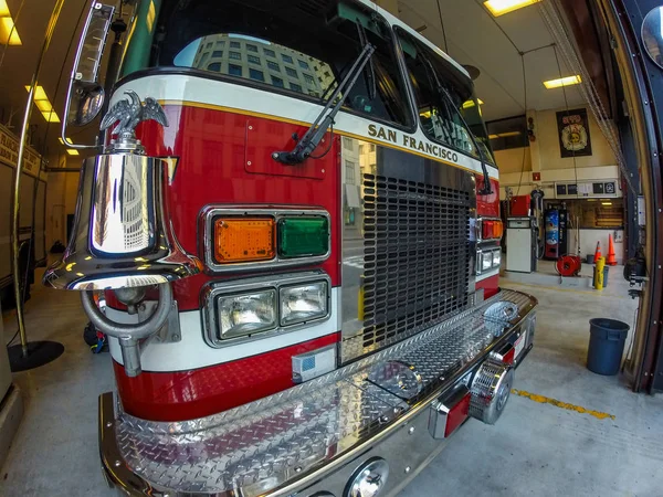 San Francisco, EE.UU. - 24 de septiembre de 2019, un camión de bomberos está estacionado en un garaje, vista de cerca con un efecto ojo de pez. Concepto, servicio 911, seguridad y asistencia . — Foto de Stock