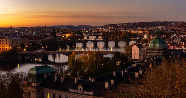 Panorama, amanhecer sobre a cidade de Praga, República Checa, vista aérea sobre Manes Pontes, Ponte Charles e Ponte Legião. Conceito de humor matinal . — Fotografia de Stock