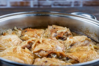 Tavada kızartılmış tavuk butları, yakın plan, sığ alan derinliği, seçici odaklanma. Ev yapımı gıda konsepti.