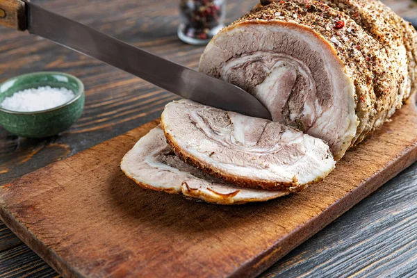 En kniv skär bakat kött, närbild, grunt skärpedjup, selektivt fokus. Läcker hemlagad mat koncept. — Stockfoto