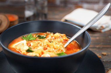 Sebze ve etli kırmızı çorba, lezzetli, geleneksel Ukrayna borsch 'u, yakın plan, sığ alan derinliği, seçici odaklanma. Sağlıklı Organik Ev Yapımı Gıda Konsepti