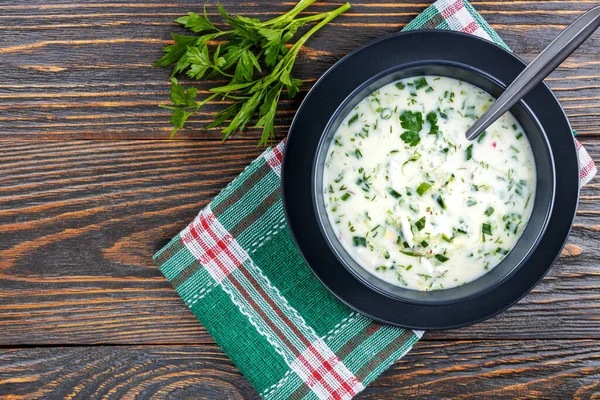 Taze salatalıklı soğuk çorba, ahşap arka planda yoğurtlu turp. Geleneksel Rus yemeği - okroshka. Vejetaryen yemeği. Yukarıdan bak. Sağlıklı gıda konsepti. — Stok fotoğraf