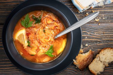 Sebze ve etli kırmızı çorba, lezzetli, iştah açıcı geleneksel Ukrayna borsch 'u, yakın çekim, üst manzara, sığ alan derinliği, seçici odaklanma. Sağlıklı Ev Yemeği Konsepti