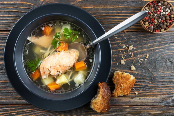Рыбный суп в тарелке, на деревянных досках в деревенском стиле, вид сверху. Концепция здорового натурального питания . — стоковое фото