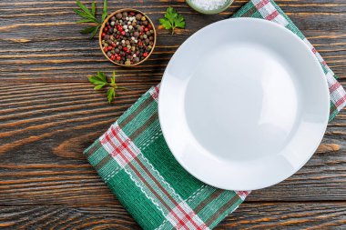 Tahta tahtalardaki havluya boş beyaz tabak, üst görünüm, yazı için yer ve tabak eklemek için..