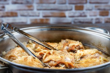 Tavada kızartılmış tavuk butları, yakın plan, sığ alan derinliği, seçici odaklanma. Ev yapımı gıda konsepti.