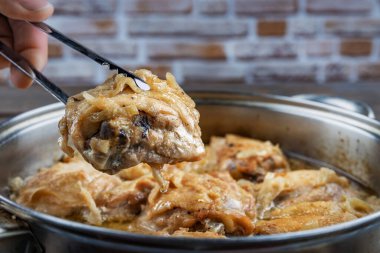 Tavuk butları tavada kızartılır ve tabakta tükürük ile servis edilir, yakın plan, yüzeysel alan derinliği, seçici odaklanma. Ev yapımı gıda konsepti.