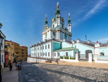 Ukrayna 'ya git. Kiev 'deki kilise mavi gökyüzünün altında. Barok St. Andrews Kilisesi veya imparatorluk mimarı Bartolomeo Rastrelli tarafından tasarlanan St. Andrew Katedrali. Kiev, Ukrayna.