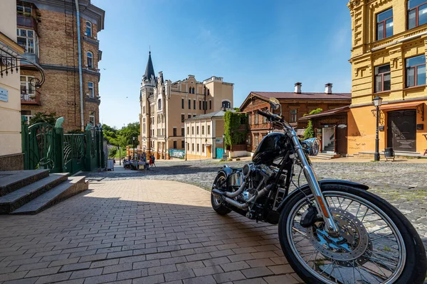 Kijów, Ukraina - 10 czerwca 2020, architektura ulicy St Andrews Descent, modny motocykl na tle starożytnych budynków. Koncepcja turystyki na Ukrainie. — Zdjęcie stockowe