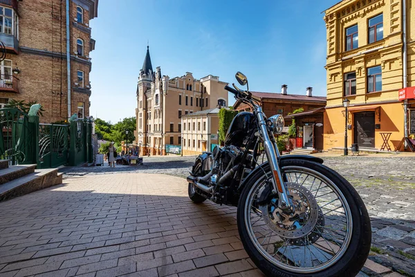 Kiev, Ucrânia - 10 de junho de 2020, arquitetura de rua de St. Andrews Descent, uma motocicleta na moda no fundo de edifícios antigos. O conceito de turismo na Ucrânia . — Fotografia de Stock