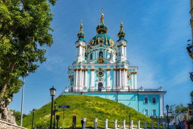 Kiev, Ukrayna - 10 Haziran 2020, Kiev 'deki St. Andrews Kilisesi, mavi gökyüzü altında, Barok tarzında veya St. Andrews Katedrali, imparatorluk mimarı Bartolomeo Rastrelli tarafından tasarlanmıştır. Bir konsept