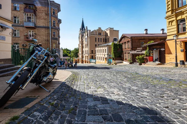 Kijów, Ukraina - 10 czerwca 2020, architektura ulicy St Andrews Descent, modny motocykl na tle starożytnych budynków. Koncepcja turystyki na Ukrainie. — Zdjęcie stockowe