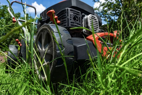 Gräsklippare gräsklippare grönt gräs. Trädgårdsskötsel — Stockfoto