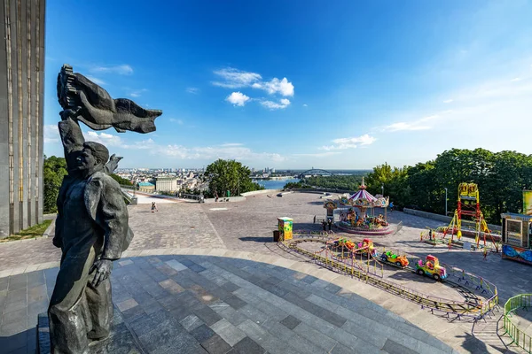 Kiev, Ukraine - July 01, 2020: Monument of friendship of peoples under the Arch of Friendship of Peoples on a clear sunny summer day. — Stock Photo, Image
