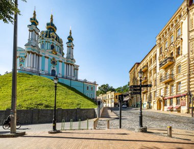 Kiev, Ukrayna - 1 Temmuz 2020, St. Andrews Kilisesi, Kiev 'de bir tepede bulunan bir Barok kilisesidir. Şehirdeki en popüler yerlerden biri..