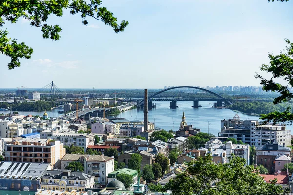 Kiev, Oekraïne, 01 juli 2020, uitzicht op de stad en de rivier de Dnjepr vanaf het Vladimir Hill Park — Stockfoto