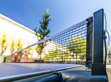 Herkesin kullanması için büyük siyah beyaz açık hava satranç taşları.