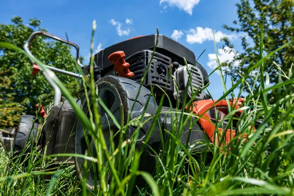 Çim biçme makinesi yeşil çim biçer. Bahçe Bakımı Konsepti — Stok fotoğraf