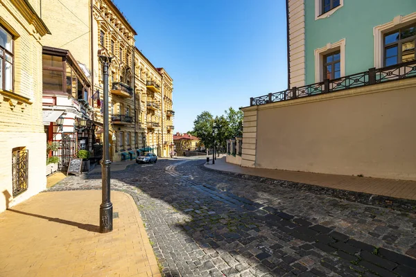 Kijów, Ukraina - 01 lipca 2020, St Andrews Zejście dosłownie: St Andrews Zejście jest historycznym zejściem łączącym Górne Miasto Kijowa i historycznie handlowej dzielnicy Podil. Kijów — Zdjęcie stockowe