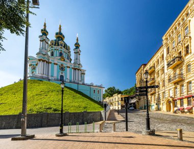 Kiev, Ukrayna - 1 Temmuz 2020, St. Andrews Kilisesi, Kiev 'de bir tepede bulunan bir Barok kilisesidir. Şehirdeki en popüler yerlerden biri..