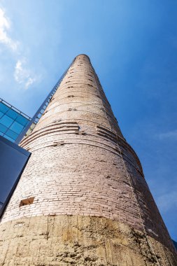 Kiev, Ukrayna - 01 Temmuz 2020, mavi gökyüzüne karşı eski bir tuğla fabrikası borusu.
