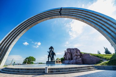 Kiev, Ukrayna - 01 Temmuz 2020: Güneşli bir yaz gününde Halkların Dostluk Kemeri.