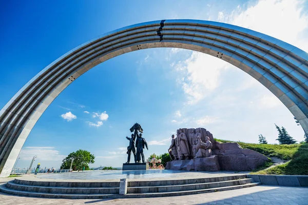 Kiev, Ukraine - July 01, 2020: Peoples Friendship Arch on a clear sunny summer day. — Stock Photo, Image