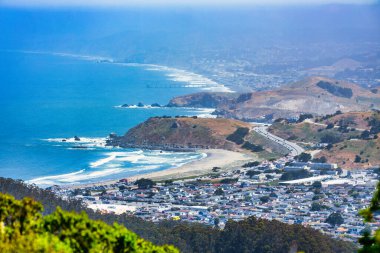 Pasifik Okyanusu dalgaları, kumlu plaj, 1. Karayolu ve sahil tepeleri ile Gri Balina Koyu Patikası 'ndan Kaliforniya' nın manzarası Batı Yakası yaşam tarzı ve seyahat noktalarını yakalıyor.