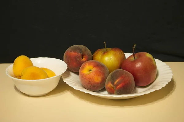 Rote Äpfel Und Pfirsiche Heller Tisch Dunkler Hintergrund — Stockfoto