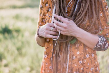 Olan dreadlocks ormanda günbatımı sahip, güzel hippi kadın portre iyi vakit açık havada
