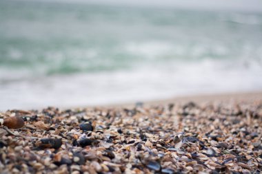 Çakıl plaj, yakın, deniz üzerinde arka plan dalgalar