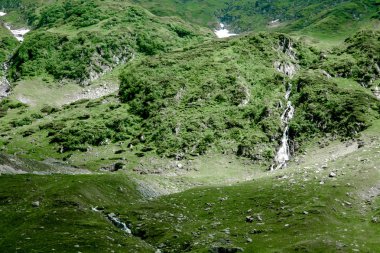 Dağ nehir yeşil çim ve Romanya, Transfagarasan taşlar arasında bir şelale