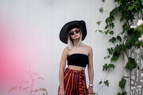 Hermosa Mujer Joven Con Estilo Ropa Moda Gafas Sol Sombrero —  Fotos de Stock