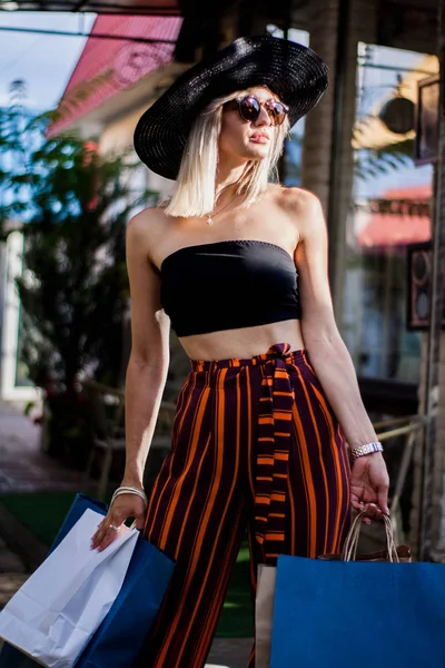 Beautiful Stylish Young Woman Fashionable Clothes Sunglasses Hat Walking Open — Stock Photo, Image