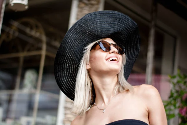 Retrato Moda Elegancia Elegante Sonriendo Riendo Joven Mujer Sombrero Gafas —  Fotos de Stock